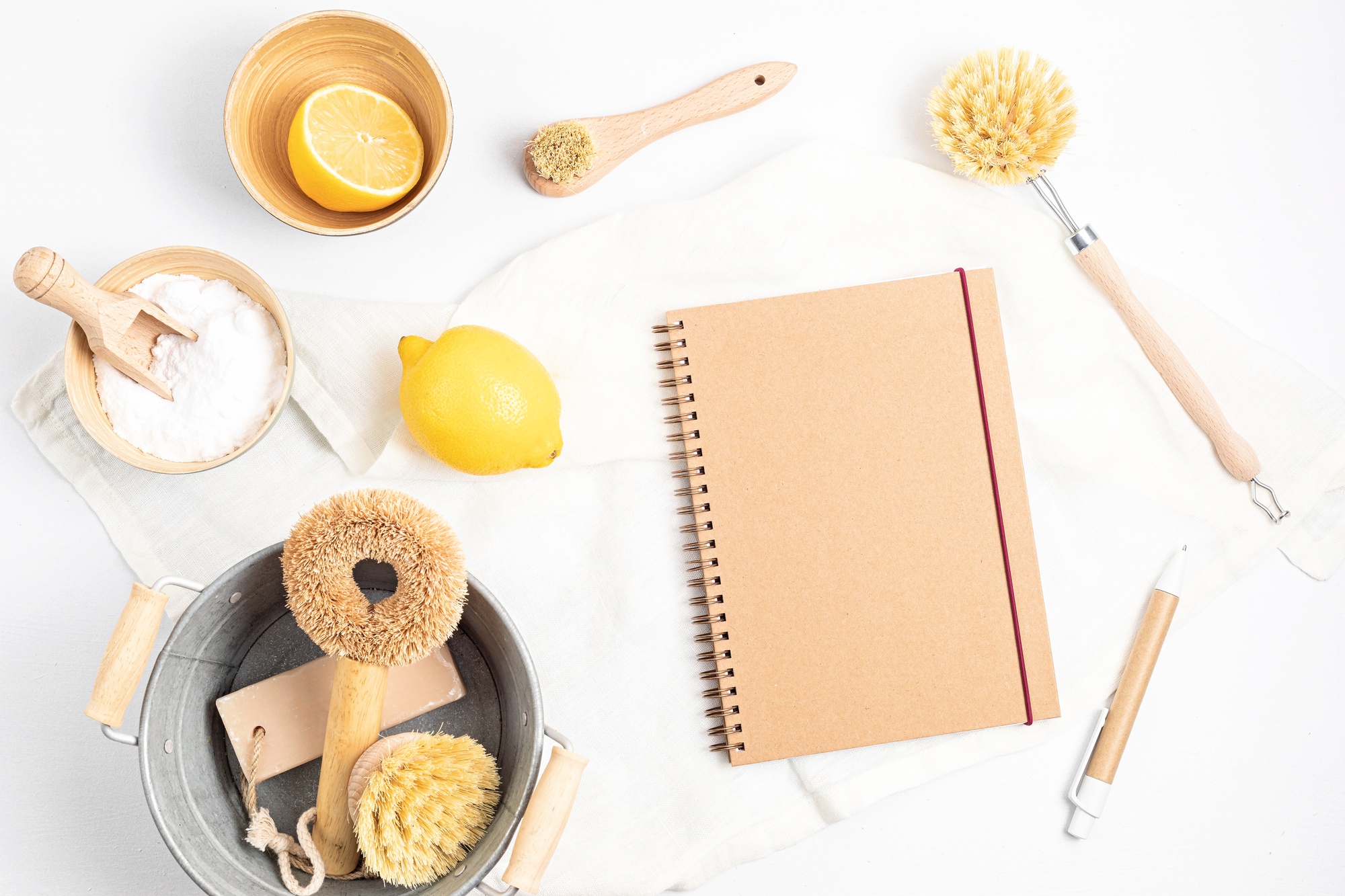 Estudio de cocina con utensilios y cuadernos de recetas