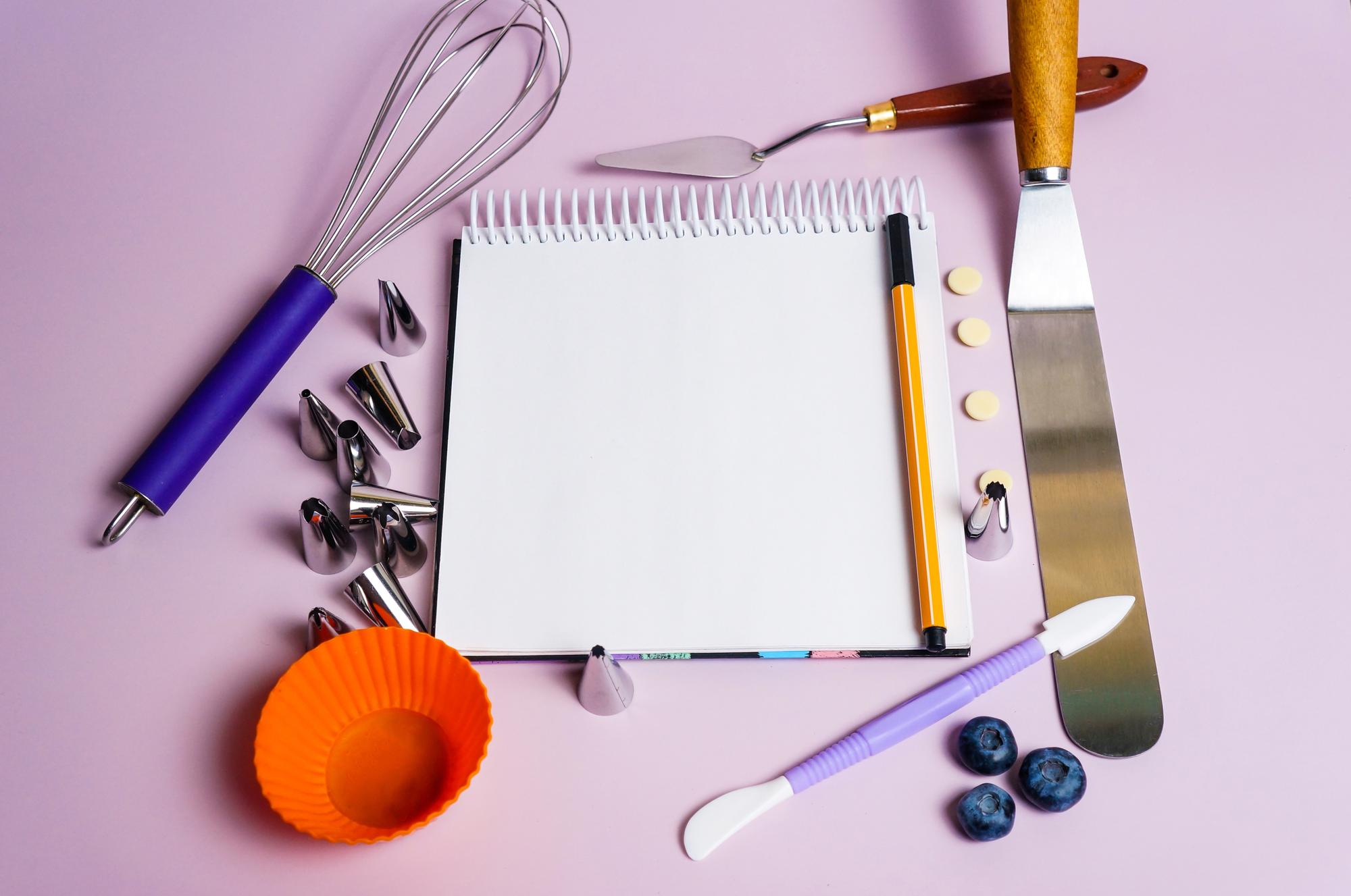 Mesa del taller con herramientas y notas