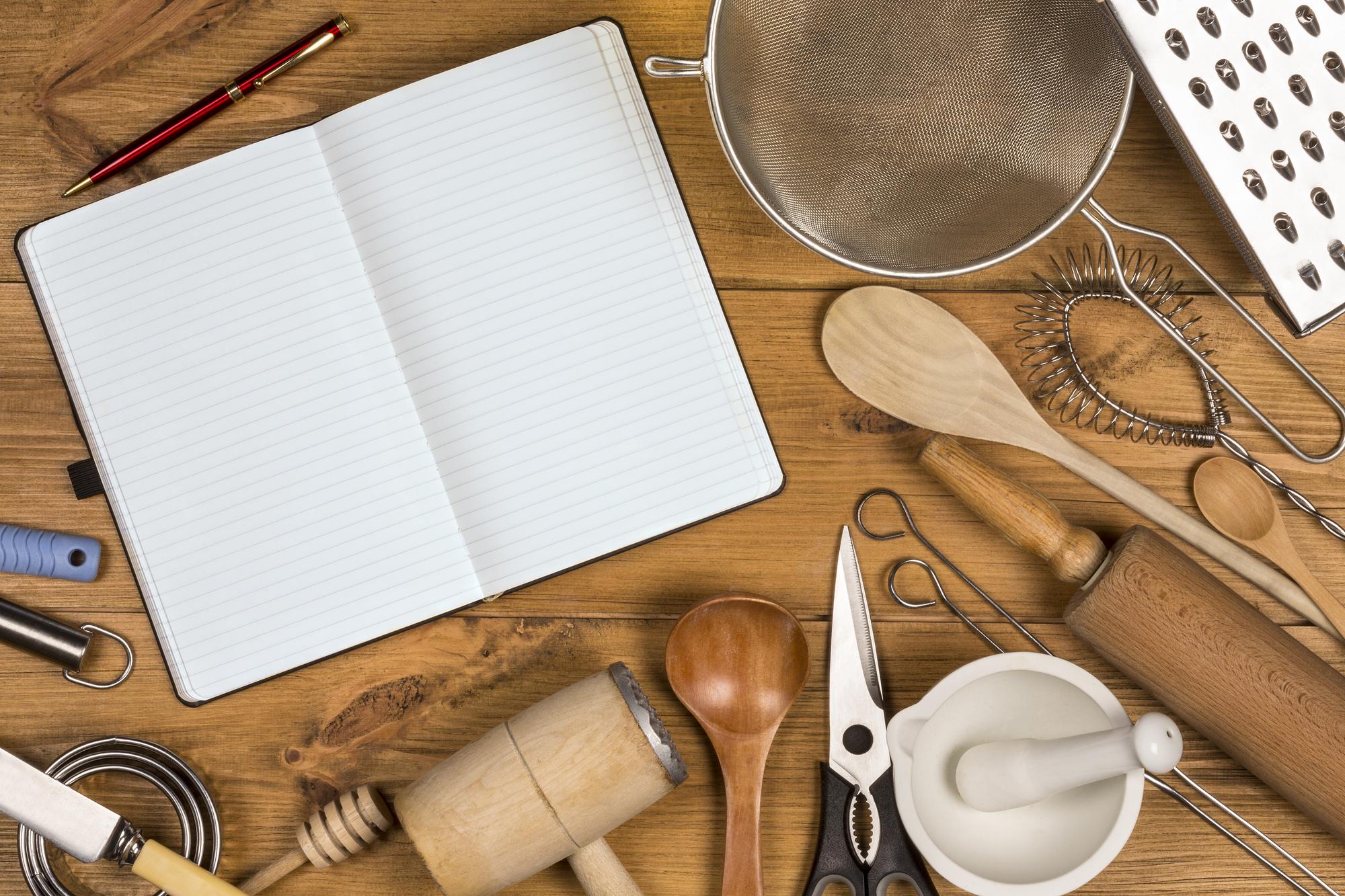 Mesa con cuadernos y recetas de curso